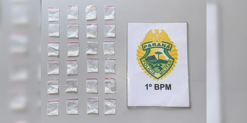 Diversos pacotes com cocaína foram apreendidos.