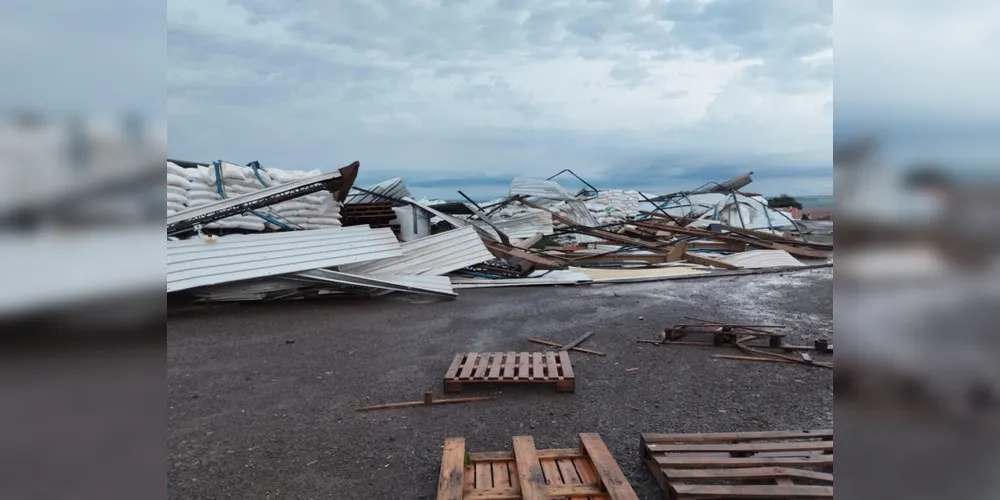 Temporal derrubou barracão com sacas de sementes e insumos