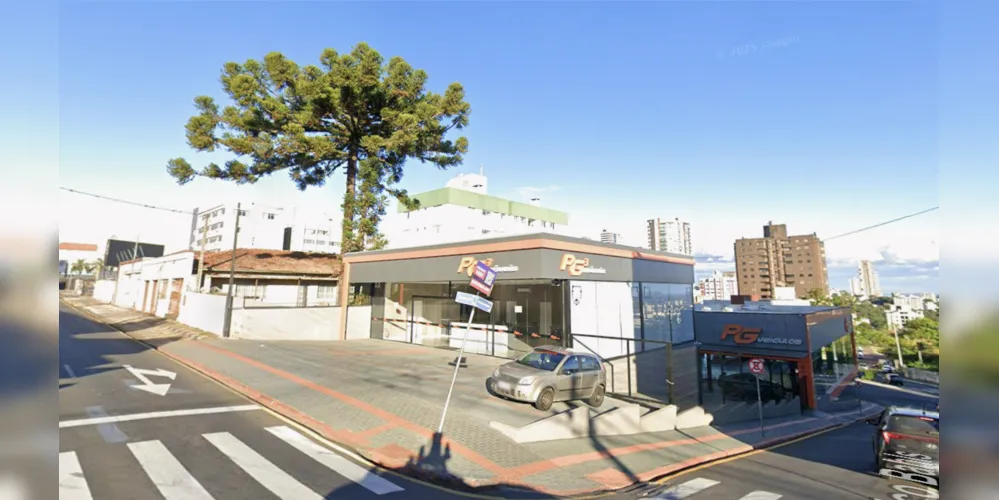 A visão de frente para um dos imóveis desapropriados para a instalação da sede do Procon de Ponta Grossa.