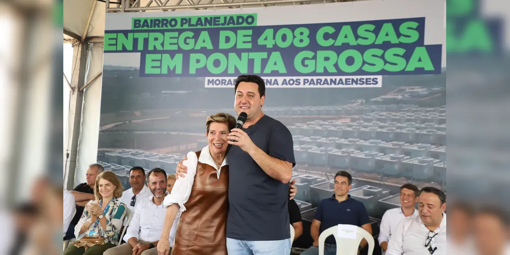 O governador do Paraná, Ratinho Junior (PSD) ao lado da prefeita de Ponta Grossa, Elizabeth Schmidt (União Brasil)