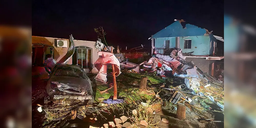 Imagens mostram a destruição causada pelo tornado.