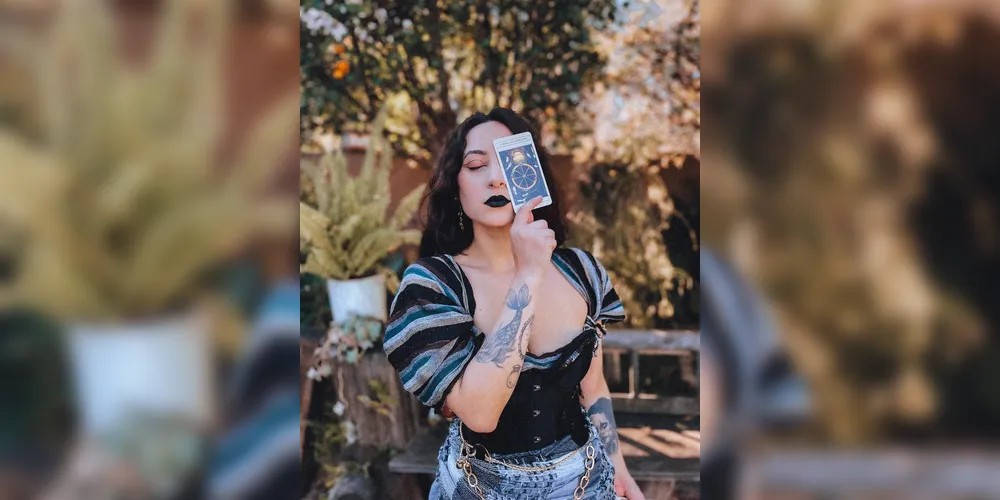 Larissa destaca que cada consulta de tarô é feita de forma individualizada