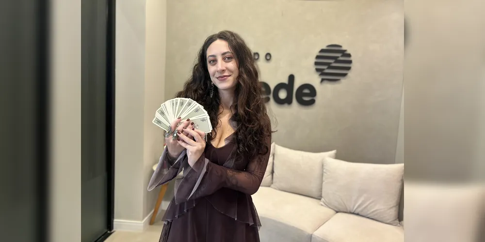 A taróloga Larissa Camillo também realiza atendimentos online.