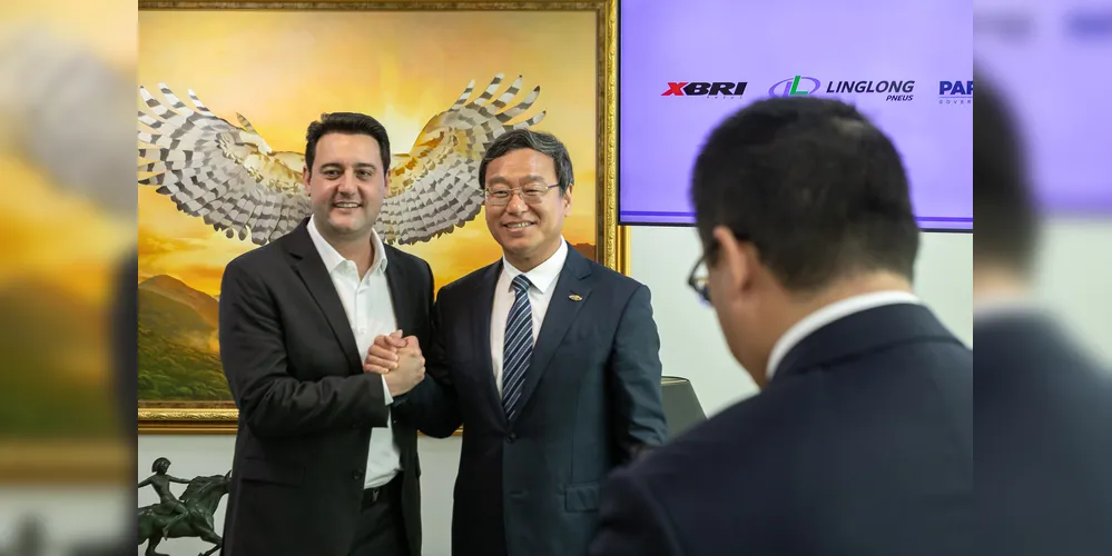 O governador Ratinho Junior em reunião com representantes da XBRI Pneus.