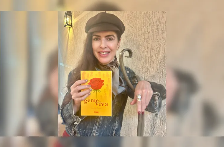 A escritora Renata Regis Florisbelo lança, na próxima sexta-feira (5), o livro “Gente viva”, obra que reúne fragmentos de experiências reais e reflexões sensíveis sobre o sentido de existir.
O evento acontece das 18h30 às 21h, na Escolinha do Patrimônio, junto à Villa Hilda, em Ponta Grossa. A publicação nasceu de um momento de contemplação durante uma viagem da autora a Foz do Iguaçu, em 2022. Renata conta que, ao observar uma cena simples em meio à paisagem, foi tocada por uma percepção profunda sobre a vida.