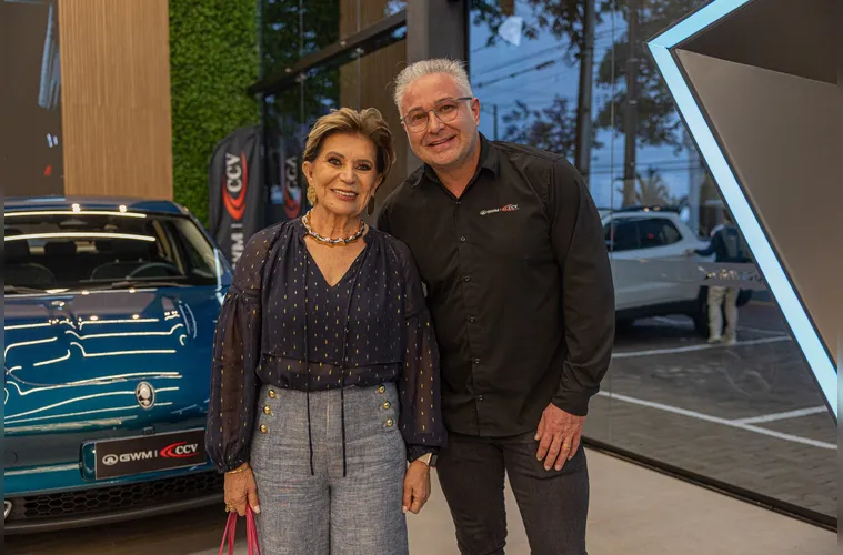 Em recente evento realizado na concessionária CCV GWM, o gerente Vinícius Arhanitsch recebeu convidados especiais em um encontro marcado por elegância e boas conexões.
Entre os presentes, a prefeita Elizabeth Schmidt prestigiou o momento que destacou a chegada da GWM a Ponta Grossa — uma marca que representa inovação, tecnologia e um novo conceito de mobilidade, fortalecendo ainda mais o cenário automotivo da cidade.