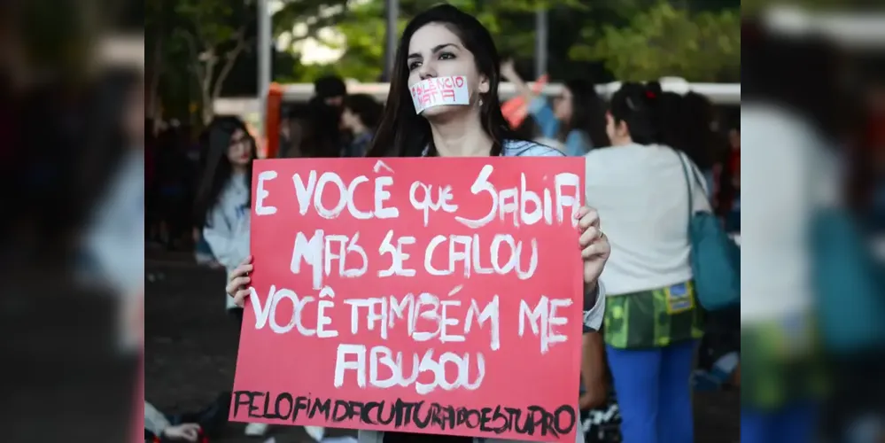 Ato Por Todas Elas reúne mulheres no vão-livre do Museu de Arte de São Paulo, na Avenida Paulista, para mais um protesto contra o estupro
