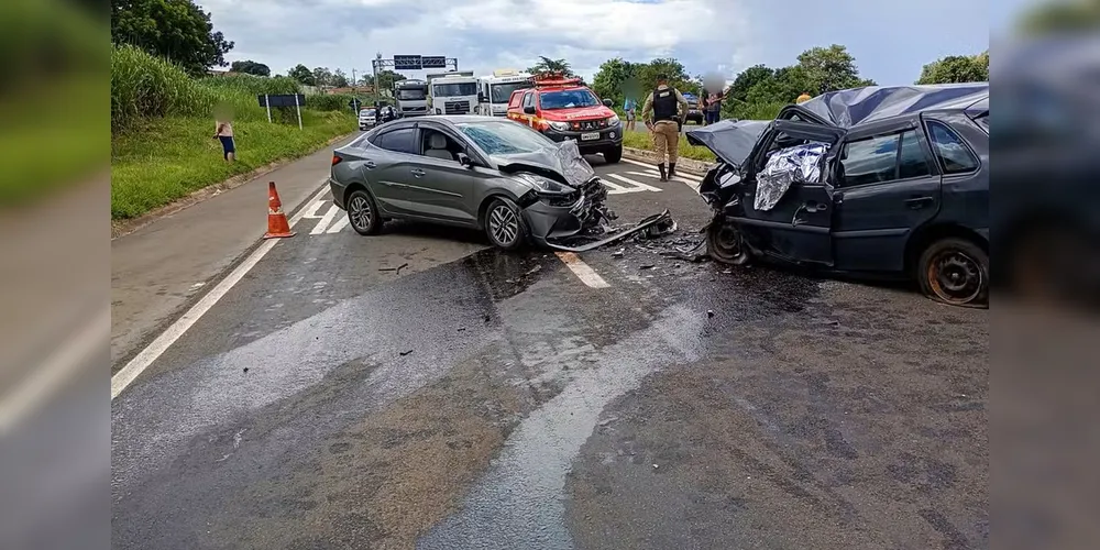 Batida entre os dois carros deixou uma vítima em em São Sebastião do Paraíso (MG), na MGC-491