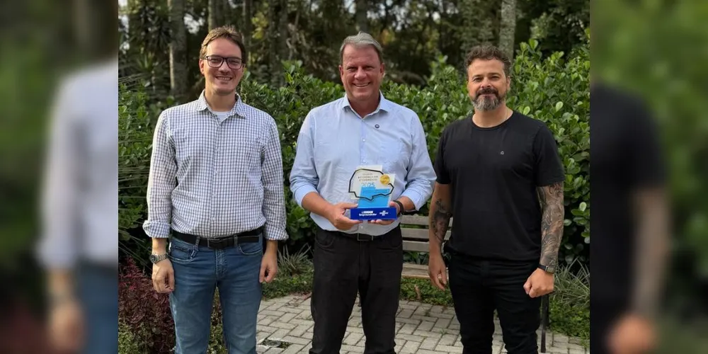 Maurício Rivabem celebra o prêmio recebido por Campo Largo