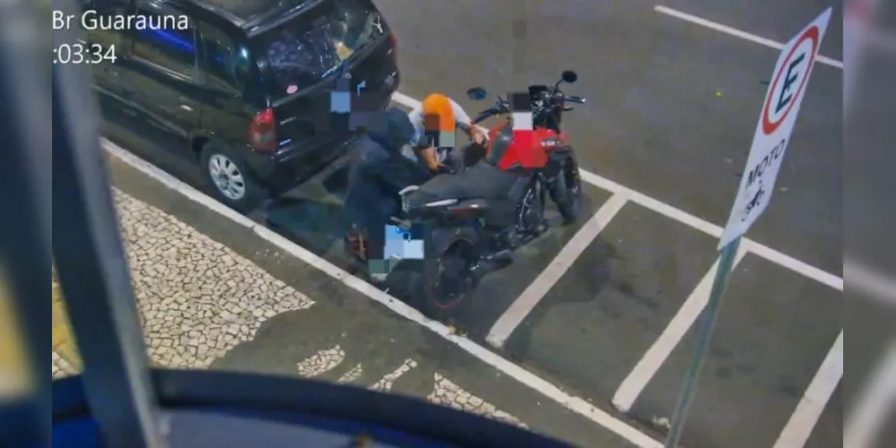 Momento em que criminosos furtam bateria de motocicleta