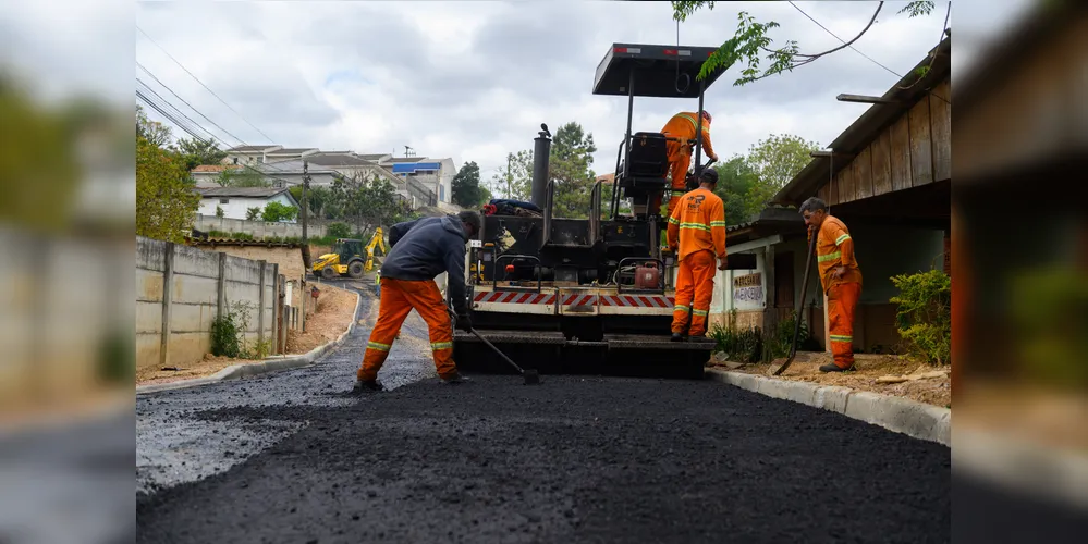 Obras de asfalto na Rua Porecatu, na Vila Natel