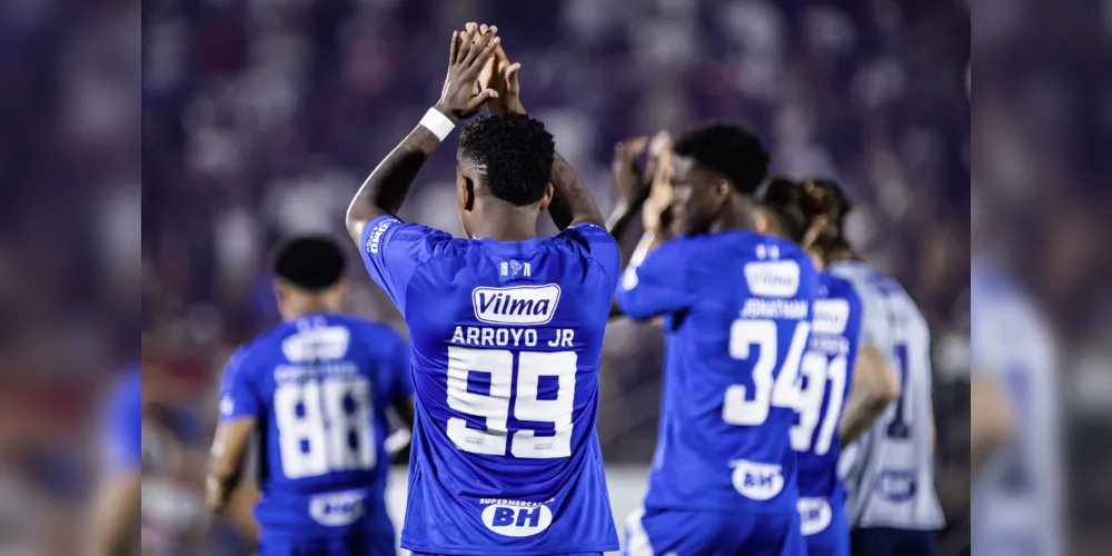 Time do Cruzeiro aplaudindo a torcida após vencer o Betim por 1 a 0 pelo Campeonato Mineiro