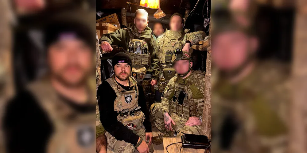 Ponta-grossense em registro com outros militares