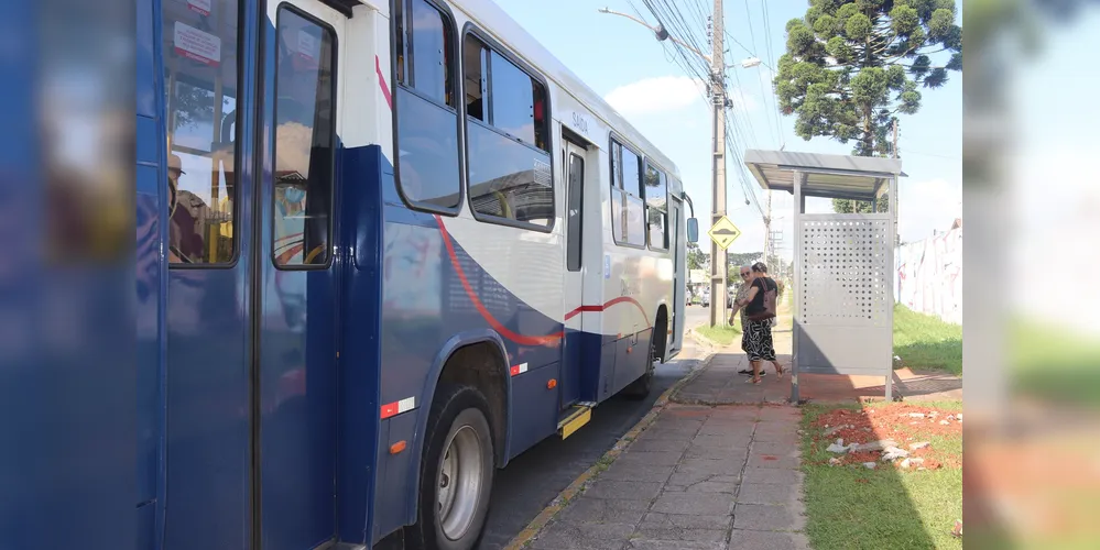 As estruturas dos abrigos são de ferro, concretadas no chão e pintadas nas cores cinza e amarelo