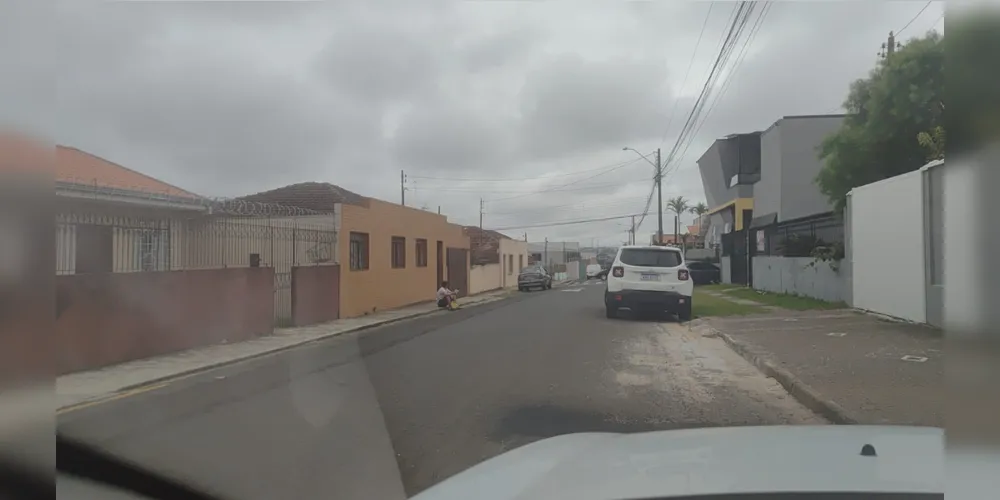 Kleber sentado em uma calçada na região do Boa Vista após ser localizado