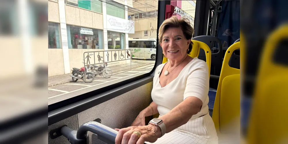 Prefeita Elizabeth Schmidt (União) durante teste do novo coletivo em Ponta Grossa.