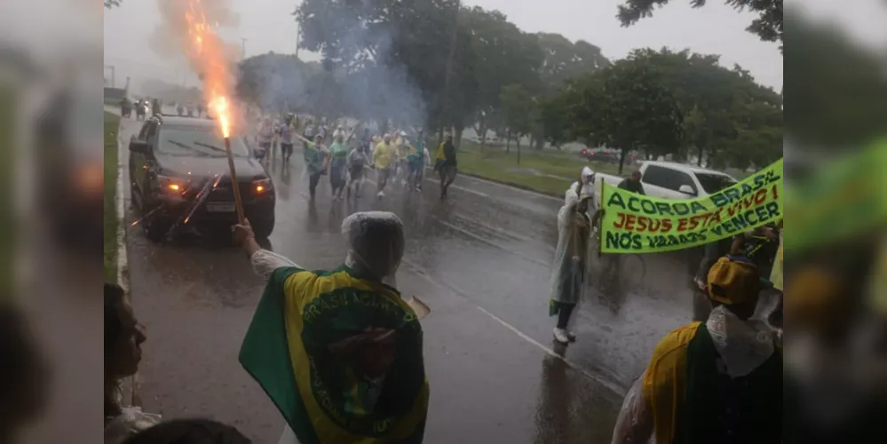 Os manifestantes no ato final da "caminhada pela liberdade" neste domingo, 25.