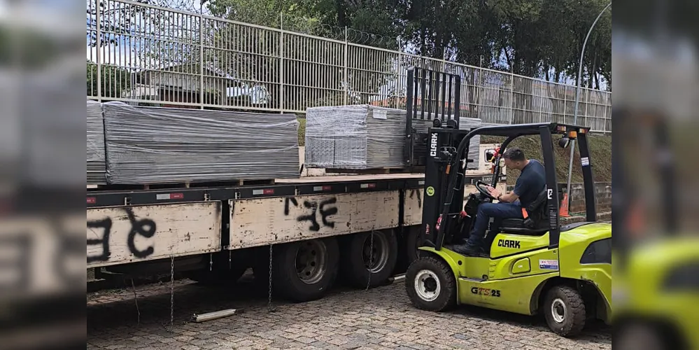 Foram cerca de 2,6 mil telhas entregues as famílias do bairro Guatupê