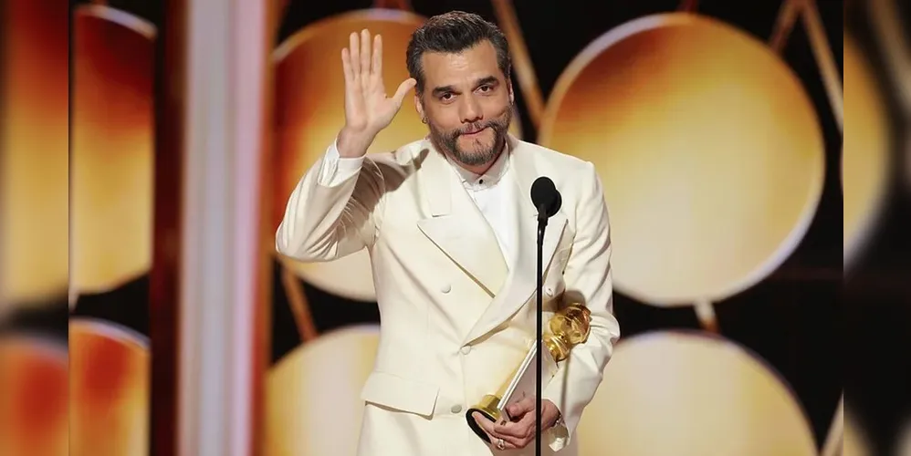 Wagner moura recebendo troféu do Globo de Ouro