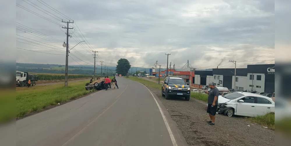 Imagem ilustrativa da imagem Colisão entre carros deixa dois feridos na BR-153, em Imbituva