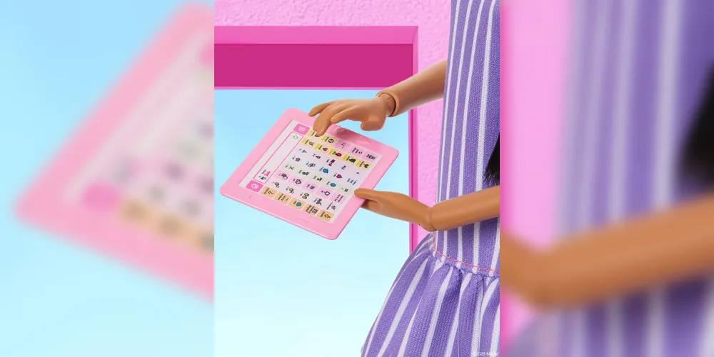 A boneca tem um tablet entre os acessórios