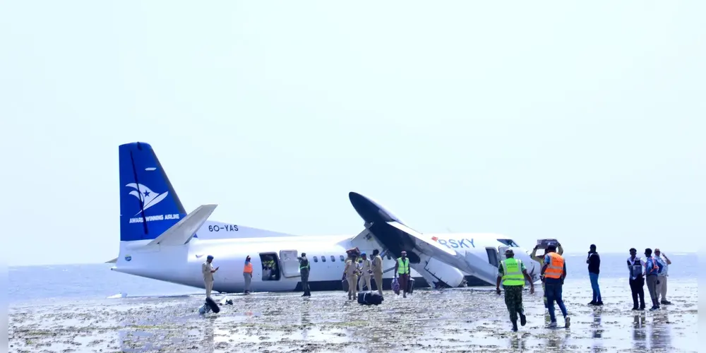 Avião com 55 passageiros faz pouso de emergência em praia na Somália