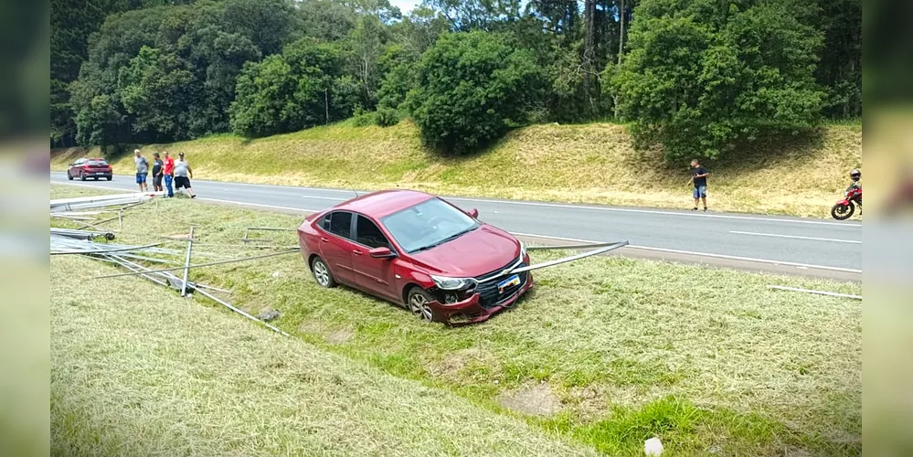 Carro envolvido na colisão ficou no canteiro central da rodovia