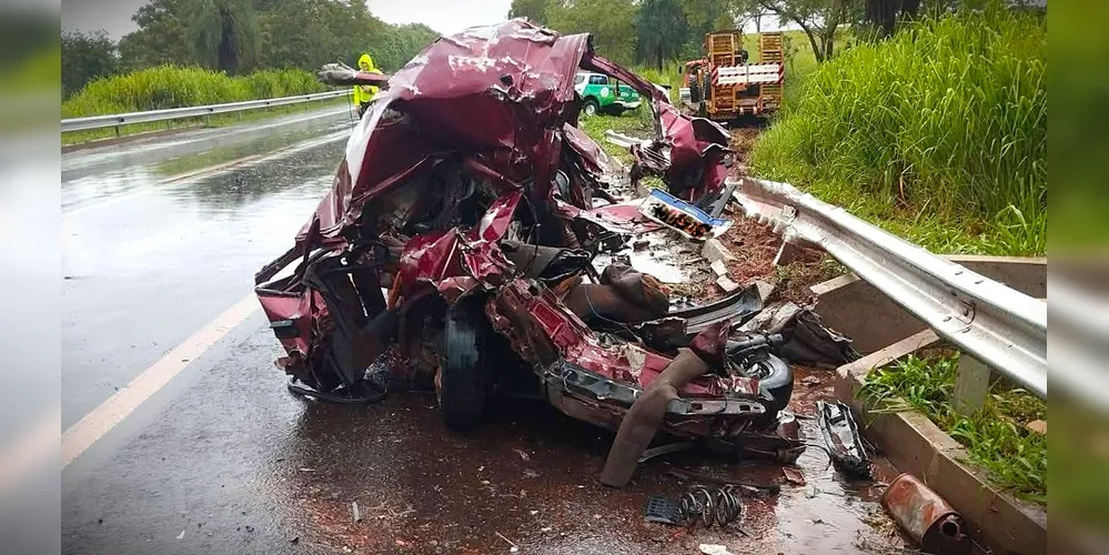 'Restos' do carro ficaram próximo ao canteiro da rodovia