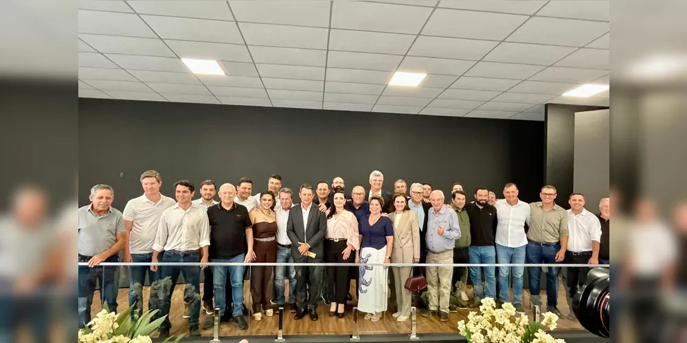 As lideranças da Associação dos Municípios dos Campos Gerais e representantes estaduais na cerimônia realizada nesta quinta-feira (5).