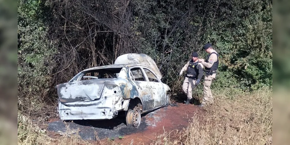 Carro incendiado após crime