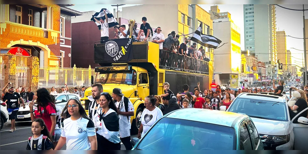 Registros da carreata em comemoração pelo título do Paranaense de 2025, na avenida Vicente Machado, em Ponta Grossa