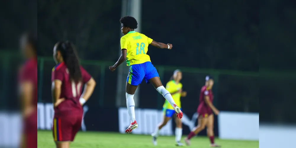 Com oportunismo e faro de gol, Tainá abriu o placar após bela jogada do trio de ataque do Brasil