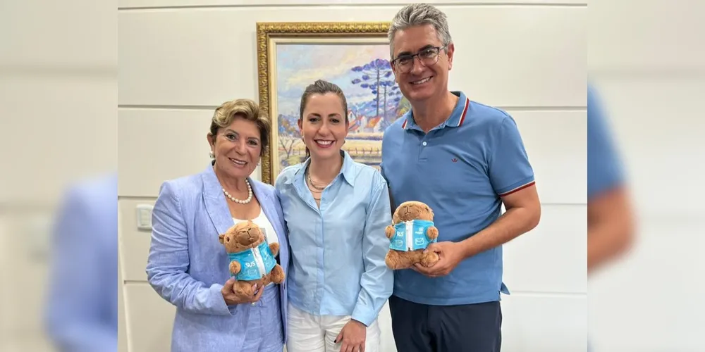 A prefeita municipal de Ponta Grossa, Elizabeth Schmidt (União Brasil), recebeu Karime Fayad (PSB) e Julio Küller em seu gabinete.