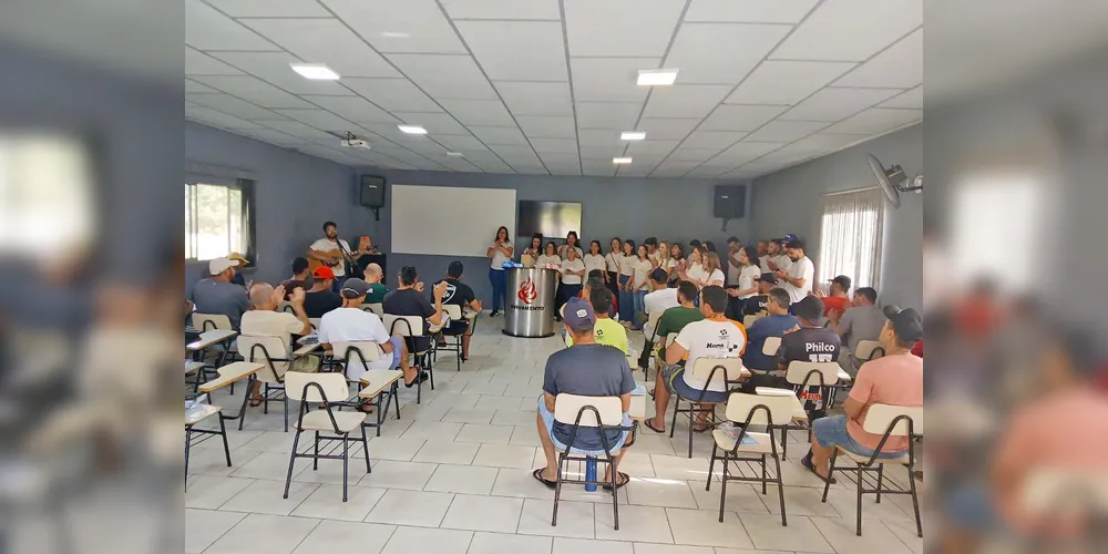 Os pacientes do programa do Esquadrão da Vida em sala de aula.