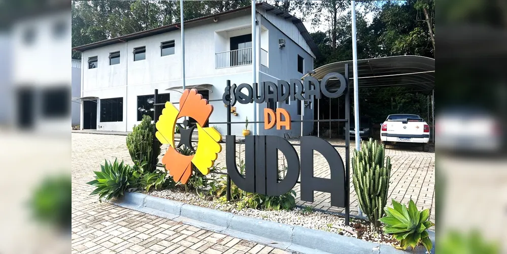 O processo terapêutico é dividido em três fases principais: acolhimento, desenvolvimento pessoal e reinserção social.