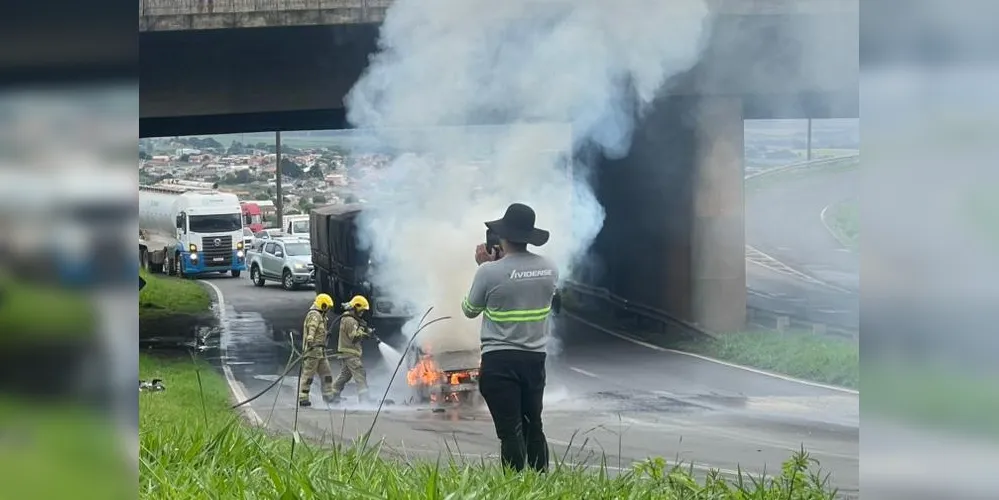 Via foi interditada para o combate às chamas