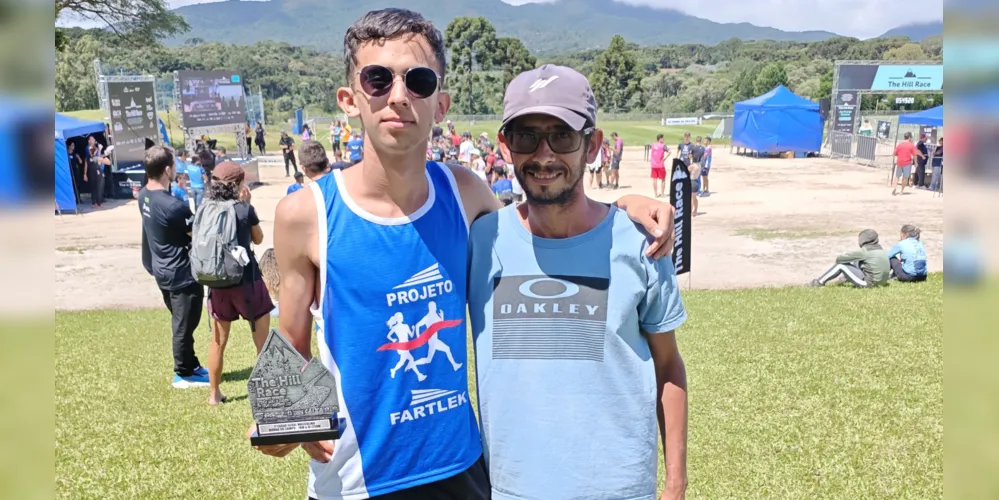 Gustavo posando com o troféu ao lado de seu pai, Alexsandro Leal