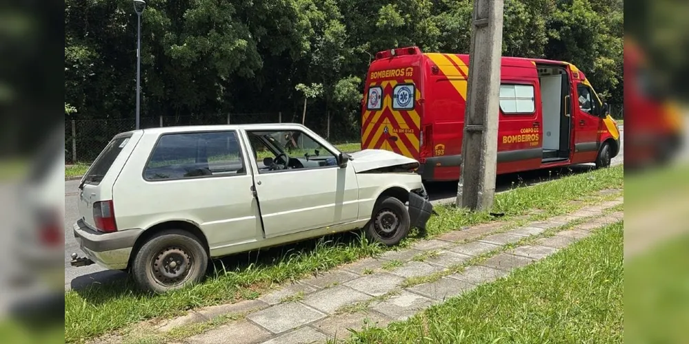 Imagem ilustrativa da imagem Pai e filho ficam feridos após atingir poste em Curitiba; motorista alegou apagão