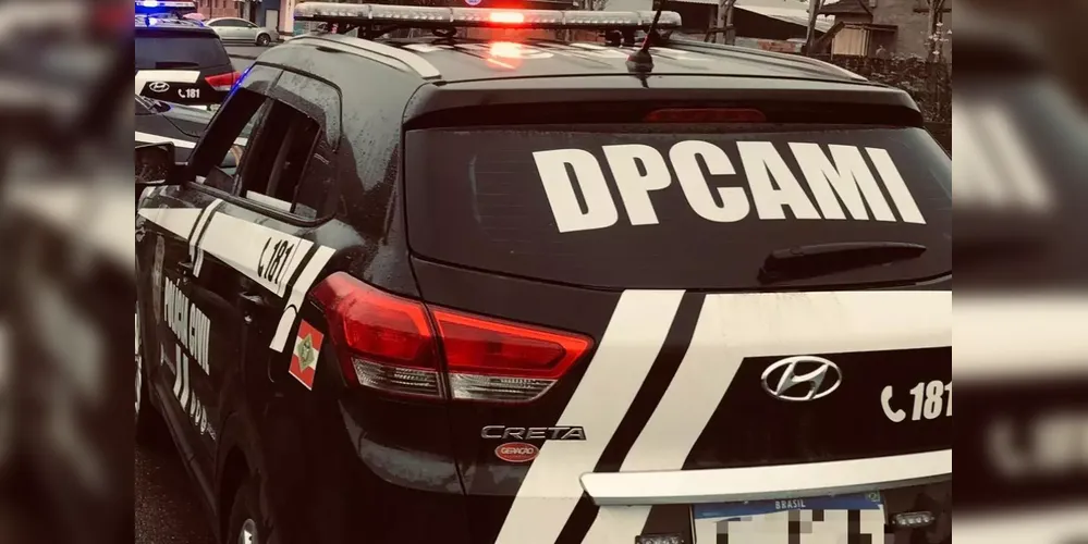 Imagem ilustrativa da imagem Mãe é presa suspeita de torturar filha de 3 anos e expor bebê nua nas redes sociais