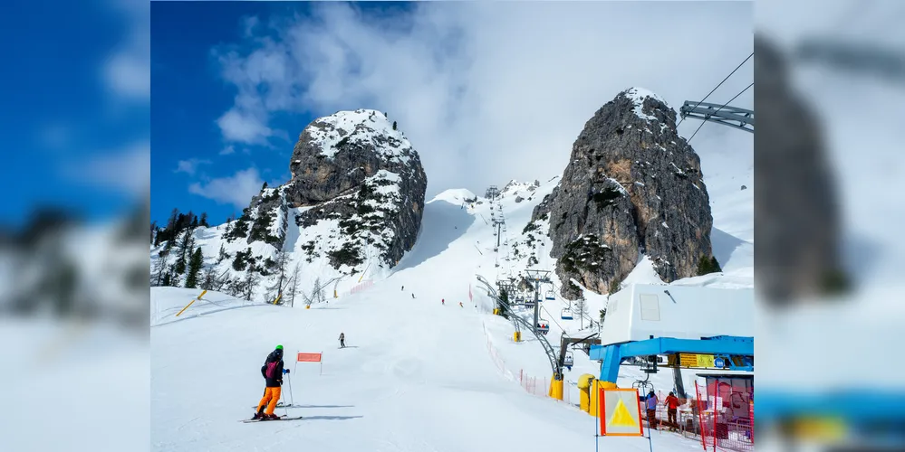 Pista de esqui olímpica em Cortina dAmpezzo nas Dolomitas, Itália