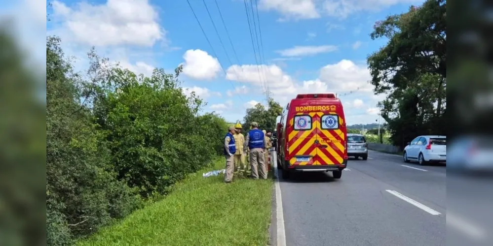Corpo de bombeiros atendendo a ocorrência