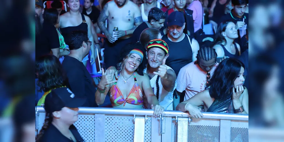 Fãs curtindo a apresentação da  banda jamaicana Inner Circle