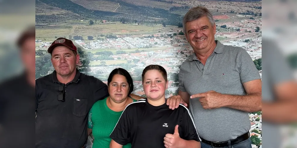Lucas e sua família visitaram a Prefeitura Municipal