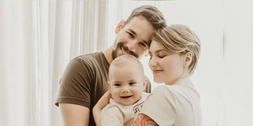 Isabel Veloso com seu marido, Lucas Borbas, e o filho, Arthur