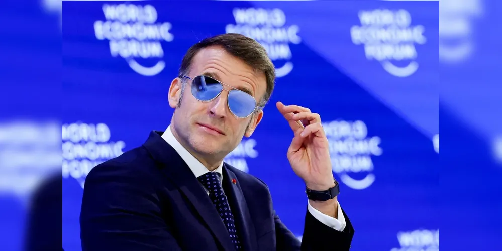 Presidente da França, Emmanuel Macron, com óculos de sol enquanto participa do Fórum Econômico Mundial em Davos, na Suíça