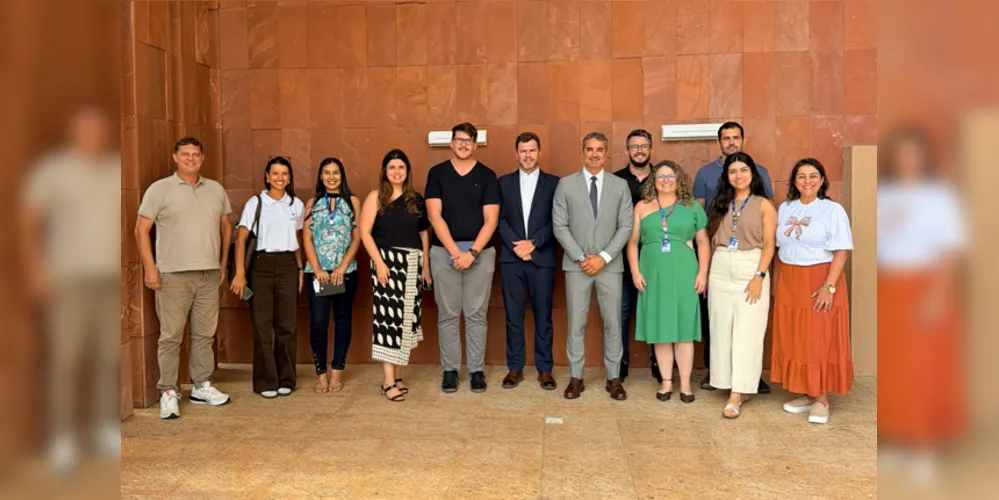 A equipe da Prefeitura de Ponta Grossa ao lado de parceiros no Ministério Público para o projeto no arroio do Rio Ronda.