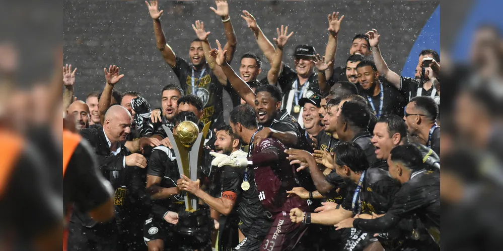 Boschilia e Índio se preparando para erguer a taça de campeão paranaense