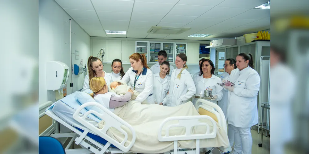 Alunos do curso Técnico em Enfermagem desenvolvem atividades práticas em laboratórios equipados, aproximando a formação da rotina real dos serviços de saúde