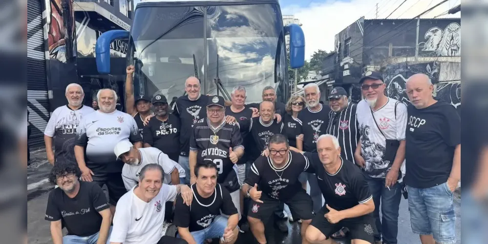 Velha guarda da Gaviões da Fiel em caravana rumo ao Paraná