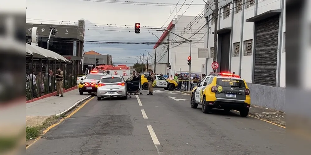 Equipes da Polícia Militar (PM) e do Serviço de Atendimento Médico de Urgência (Samu) estiveram no local atendendo a ocorrência